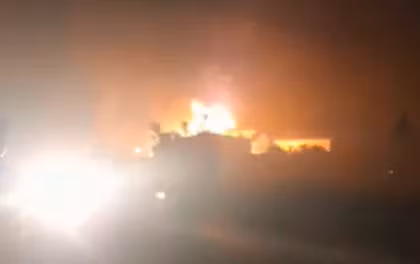 Hiện trường vụ hỏa hoạn trong đêm.