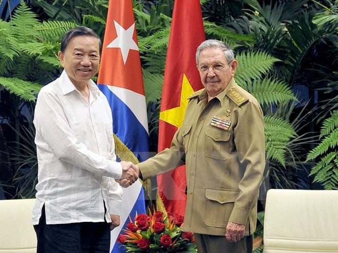 Bộ trưởng Bộ Công an Tô Lâm hội kiến Chủ tịch Cuba Raul Castro. Bộ trưởng Bộ Công an Tô Lâm hội kiến Chủ tịch Cuba Raul Castro.