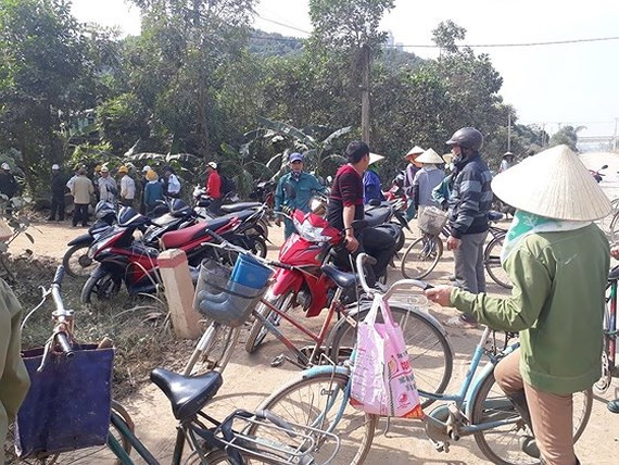 Người dân tập trung ở khu vực phát hiện thi thể một cháu bé ở phường Đông Sơn (Thị xã Bỉm Sơn).