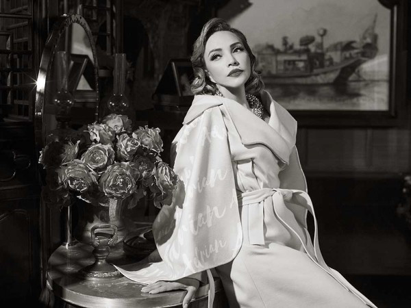 Danh ca Thanh Hằng chứng tỏ khả năng làm người mẫu của mình khi thể hiện thần thái cuốn hút, rạng rỡ.