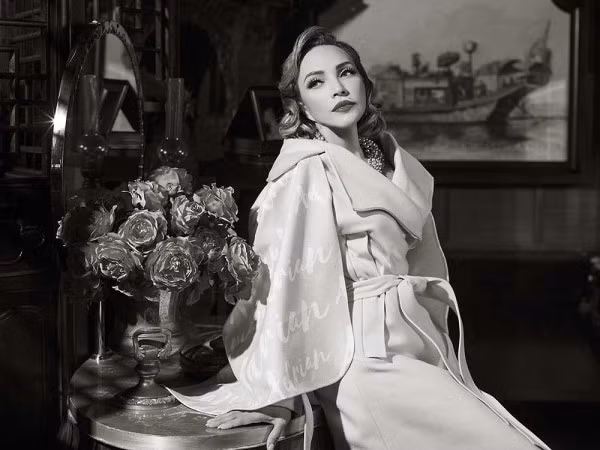 Danh ca Thanh Hằng chứng tỏ khả năng làm người mẫu của mình khi thể hiện thần thái cuốn hút, rạng rỡ.