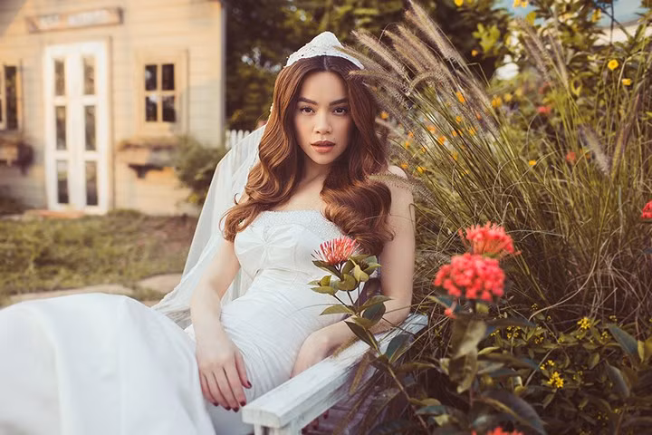 Qua những cử chỉ, ánh mắt, bờ môi, có thể cảm nhận được Hồ Ngọc Hà đang có một cuộc sống bình yên và hạnh phúc.