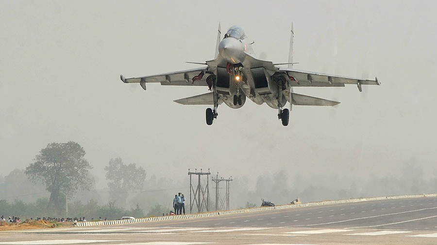Một chiếc Sukhoi Su-30MKI của Không quân Ấn Độ. Một chiếc Sukhoi Su-30MKI của Không quân Ấn Độ.