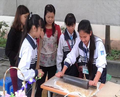Cô Hà (áo đỏ) hướng dẫn học sinh trong tiết học thực hành. Cô Hà (áo đỏ) hướng dẫn học sinh trong tiết học thực hành.