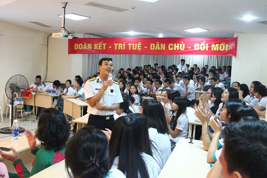  Thiếu tá Trần Trung Dũng, tuyên truyền biển đảo hào hứng tuyên truyền biển đảo cho học sinh Đồng Nai. Ảnh: Mai Thắng