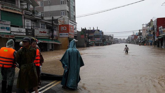 Lũ chia cắt Quốc lộ 1 qua huyện Bình Sơn. Lũ chia cắt Quốc lộ 1 qua huyện Bình Sơn.