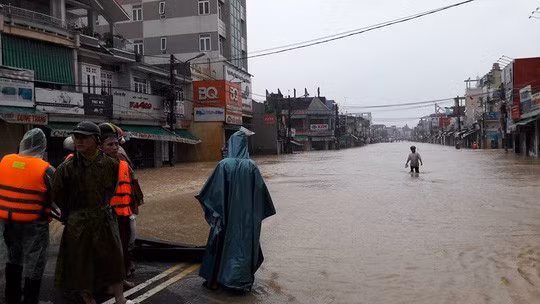 Lũ chia cắt Quốc lộ 1 qua huyện Bình Sơn.