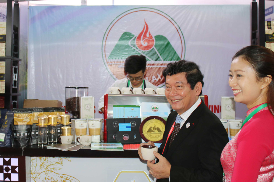 Thứ Trưởng Bộ Văn Hóa, Thể Thao và Du Lịch Ông Huỳnh Vĩnh Ái Thưởng thức Cà Phê L'amant Tại Hội Nghị Thượng ĐỈnh APEC Viet Nam 2017 Thứ Trưởng Bộ Văn Hóa, Thể Thao và Du Lịch Ông Huỳnh Vĩnh Ái Thưởng thức Cà Phê L'amant Tại Hội Nghị Thượng ĐỈnh APEC Viet Nam 2017