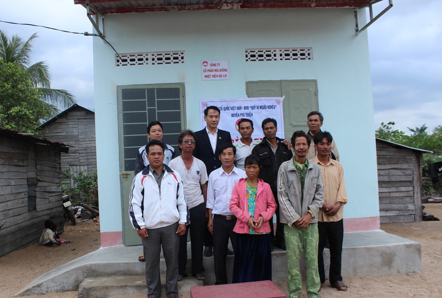 Ủy ban MTT Việt Nam huyện trao nhà Đại đoàn kết tại xã Chrô Pơnan. Ảnh: T.D