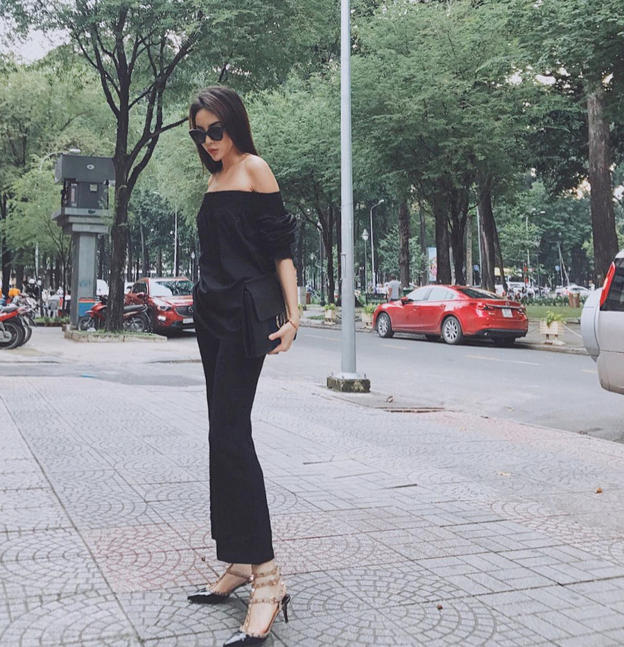 Bạn cũng có thể học cách của Kỳ Duyên mix lại áo trễ vai mùa hè với quần âu có thiết kế ống loe cổ điển. Bạn cũng có thể học cách của Kỳ Duyên mix lại áo trễ vai mùa hè với quần âu có thiết kế ống loe cổ điển.