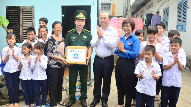 Ông Nguyễn Đình Tâm, Tổng giám đốc Tập đoàn Thiên Long, thăm và tặng quà các chiến sĩ bộ đội biên phòng đang làm công tác dạy học ở tỉnh Long An.