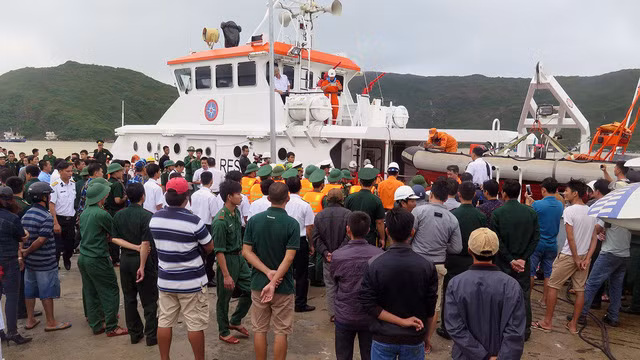 Lực lượng cứu nạn đưa thi thể nạn nhân vào bờ