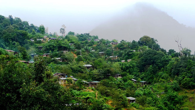 Làng Tu Ton thơ mộng trong sương, bên sườn núi Ngọc Linh.