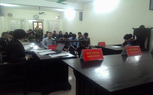 Phiên tòa sơ thẩm hoãn do vắng đại diện bị hại và bên luật sư 1 bị cáo.