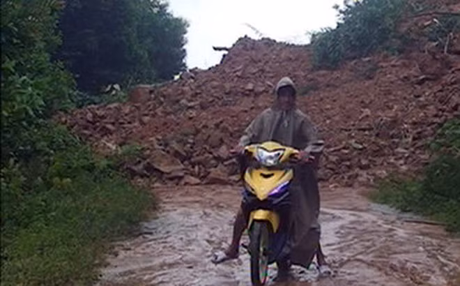 Nhiều tuyến đường ở miền núi bị đất đá vùi lấp gây chia cắt giao thông (nguồn Soha)