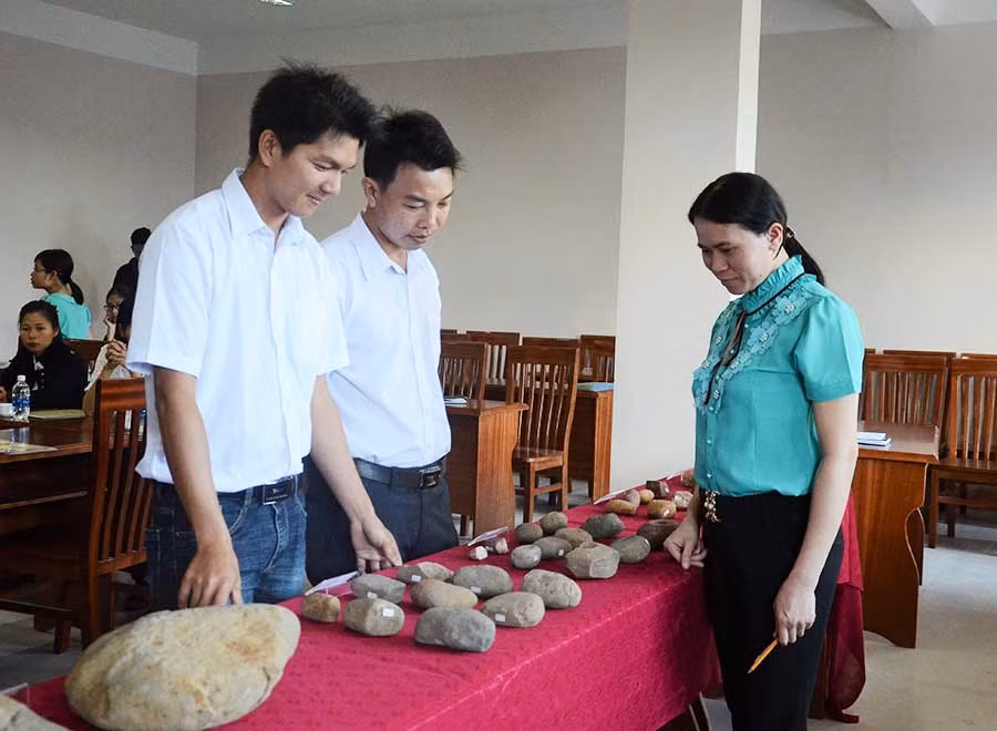  Một số hiện vật phát hiện tại Di tích Làng Gà 7 được trưng bày tại buổi báo cáo sơ bộ kết quả khai quật. Ảnh: Phương Linh