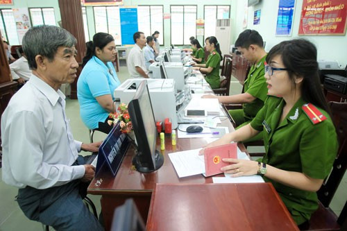Người dân làm thủ tục cấp CMND tại Phòng Cảnh sát quản lý hành chính về trật tự xã hội Công an TP HCM.