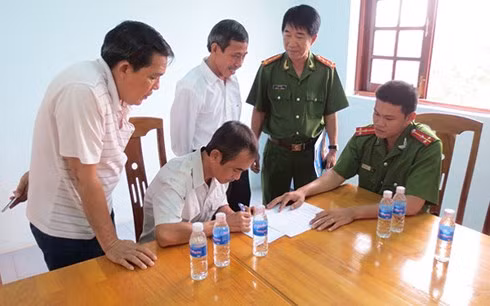 Ông Huỳnh Văn Nén ký vào biên bản bàn giao Quyết định đình chỉ bị can trước các cơ quan chức năng