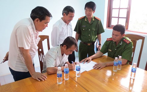 Ông Huỳnh Văn Nén ký vào biên bản bàn giao Quyết định đình chỉ bị can trước các cơ quan chức năng