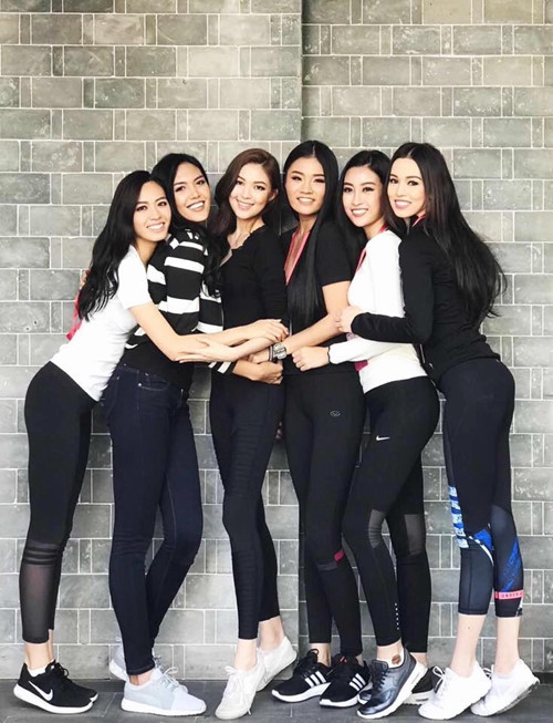 Mỹ Linh rạng rỡ chụp hình với các người đẹp đến từ Đông Nam Á. Mỹ Linh rạng rỡ chụp hình với các người đẹp đến từ Đông Nam Á.