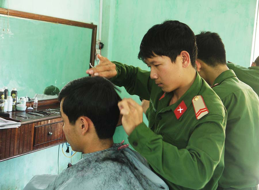  Phòng cắt tóc quân nhân của Trung đoàn 143 (Sư đoàn 315). Ảnh: Đỗ Thị Ngọc Diệp
