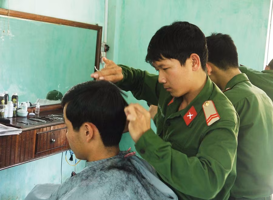  Phòng cắt tóc quân nhân của Trung đoàn 143 (Sư đoàn 315). Ảnh: Đỗ Thị Ngọc Diệp