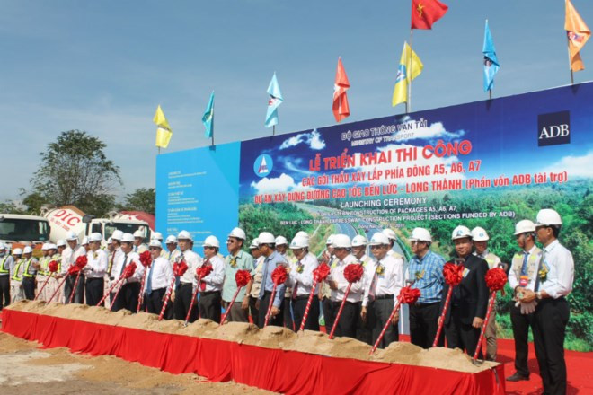 Khởi công gói thầu A5, A6 và A7 trong dự án xây dựng đường cao tốc Bến Lức - Long Thành.