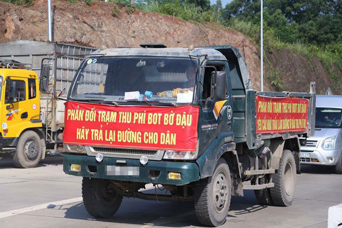 Ô tô của người dân diễu hành phản đối trạm thu phí. Ô tô của người dân diễu hành phản đối trạm thu phí.