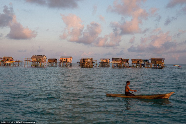 Cuộc sống của họ gắn với chiếc thuyền gỗ có tên lepa lepa