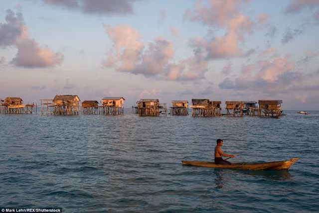 Cuộc sống của họ gắn với chiếc thuyền gỗ có tên lepa lepa