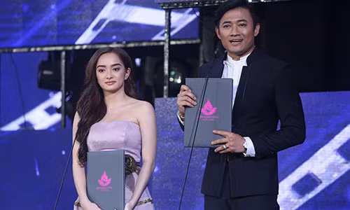 Diễn viên Kaity Nguyễn (trái) nhận giải 