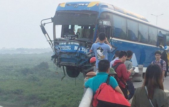 Xe khách chồm qua lan can cầu Thanh Trì. Xe khách chồm qua lan can cầu Thanh Trì.