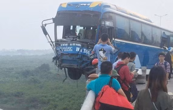 Xe khách chồm qua lan can cầu Thanh Trì.