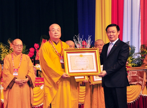 Thừa ủy quyền của Chủ tịch nước, Phó Thủ tướng Vương Đình Huệ trao tặng Huân chương Độc lập và Huân chương Lao động cho các cá nhân của Giáo hội Phật giáo Việt Nam. 