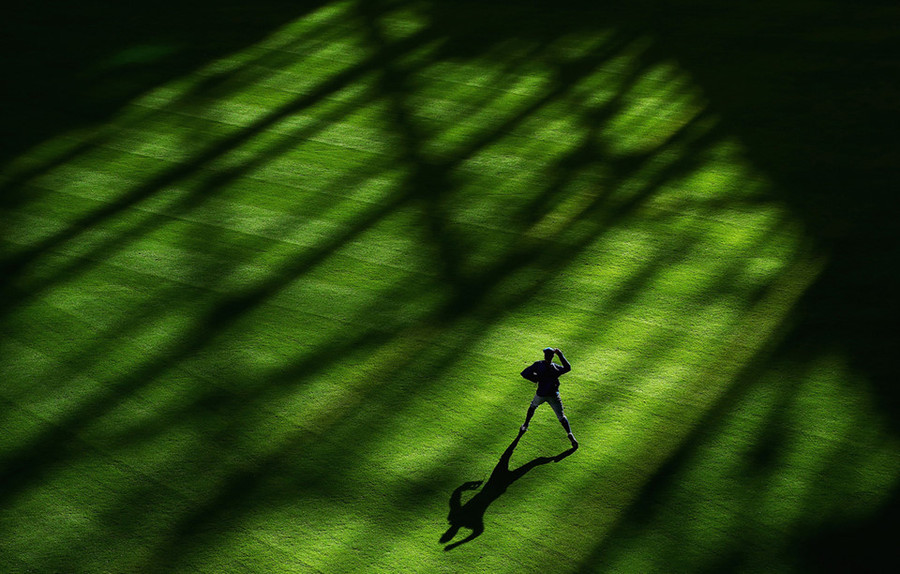 Khởi động: Cầu thủ đội bóng chày Los Angeles Dodgers khởi động trước trận đấu với Houston Astros tại Houston, Texas trong khuôn khổ giải World Series 2017. World Series một giải đấu hàng năm của Liên đoàn bóng chày (MBL) tại Bắc Mỹ. Ảnh: Getty.