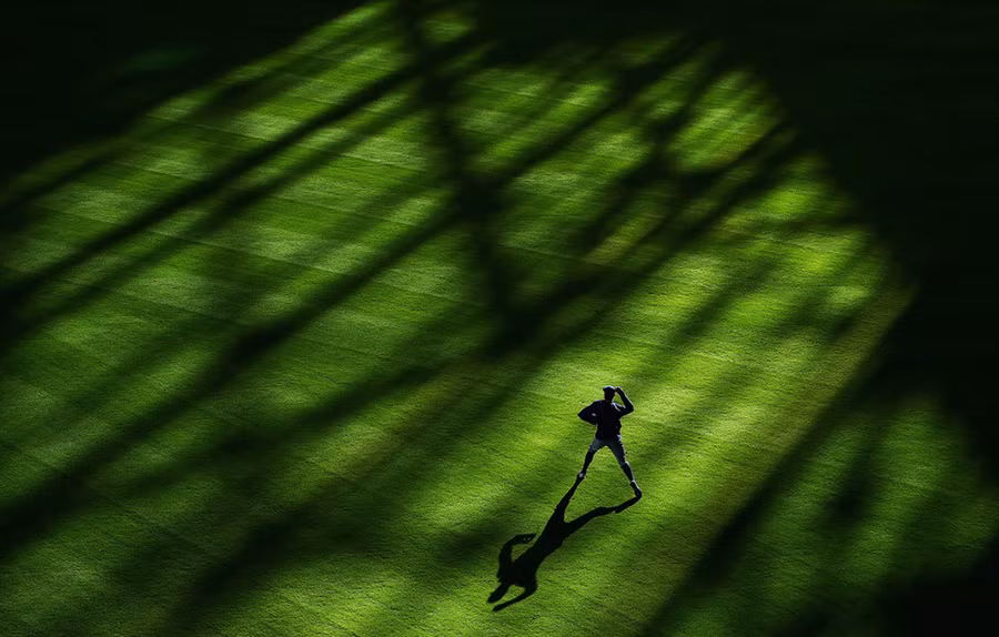 Khởi động: Cầu thủ đội bóng chày Los Angeles Dodgers khởi động trước trận đấu với Houston Astros tại Houston, Texas trong khuôn khổ giải World Series 2017. World Series một giải đấu hàng năm của Liên đoàn bóng chày (MBL) tại Bắc Mỹ. Ảnh: Getty.