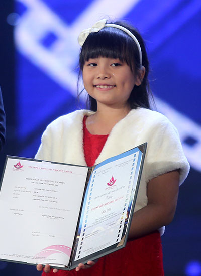 Diễn viên Hà Mi nhận giải cho vai diễn trong phim 