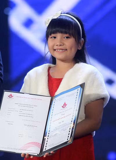 Diễn viên Hà Mi nhận giải cho vai diễn trong phim 