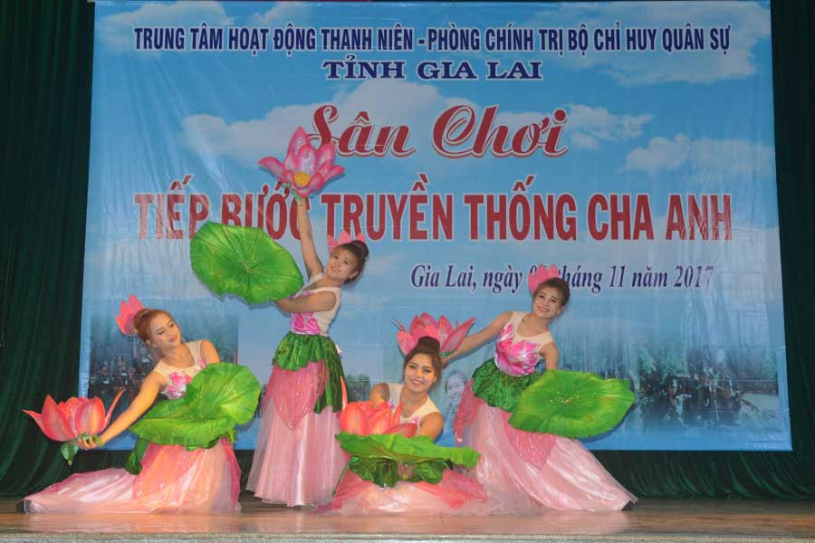Các đoàn viên thể hiện các tiết mục văn nghệ. Ảnh: Phan Dũng Các đoàn viên thể hiện các tiết mục văn nghệ. Ảnh: Phan Dũng