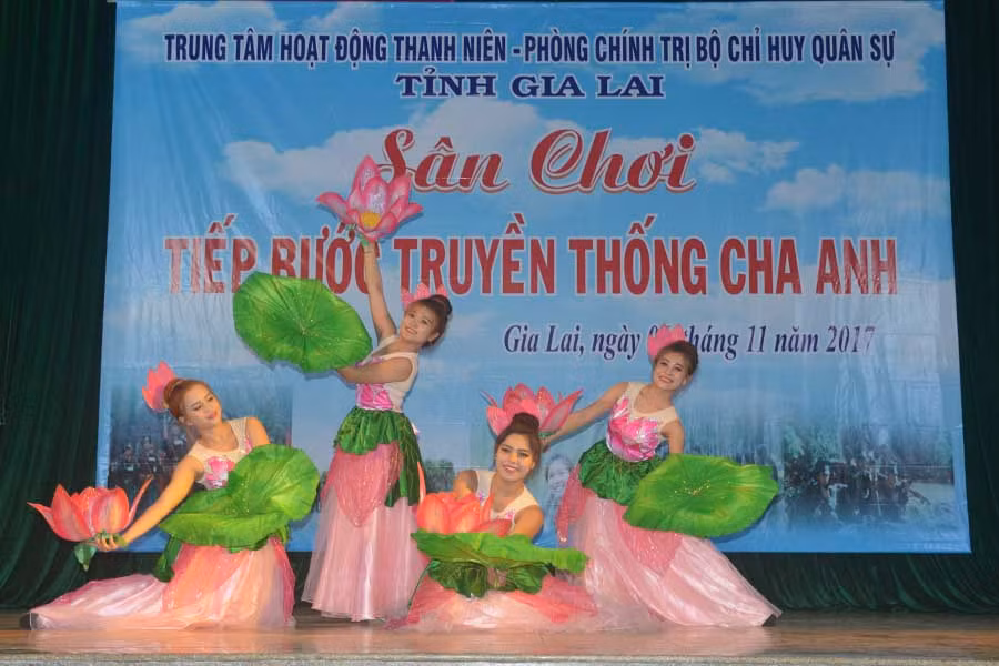  Các đoàn viên thể hiện các tiết mục văn nghệ. Ảnh: Phan Dũng