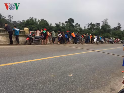 Người dân tập trung trên cầu Địa Lợi theo dõi việc tìm kiếm thầy giáo H.