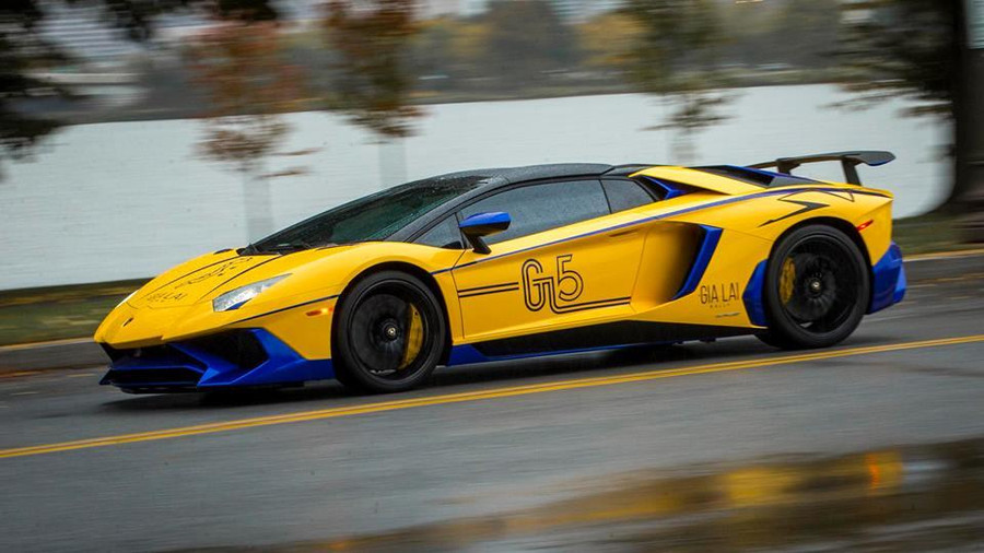 Một chiếc Lamborghini Huracan là mắt với tông màu xanh/vàng.