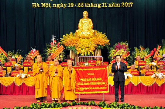 Lịch sử Việt Nam ghi nhận thời nào Phật giáo cũng có những đóng góp xứng đáng cho việc bảo vệ và xây dựng đất nước, gắn bó với dân tộc để 