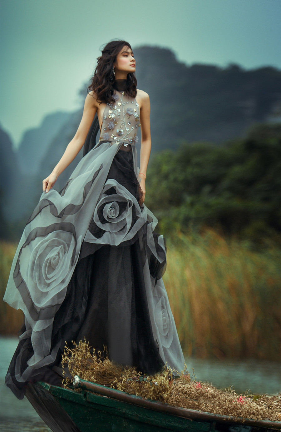 Người mẫu 9X khoe vẻ đẹp mong manh giữa khung cảnh sông nước ở Tràng An (Ninh Bình), khác hẳn một Kim Dung mạnh mẽ, lạnh lùng mà khán giả thường thấy. Người mẫu 9X khoe vẻ đẹp mong manh giữa khung cảnh sông nước ở Tràng An (Ninh Bình), khác hẳn một Kim Dung mạnh mẽ, lạnh lùng mà khán giả thường thấy.