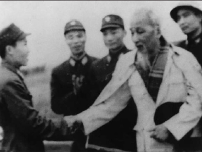 Trần Kinh Chi (hàng sau, bìa phải) tháp tùng Bác Hồ đi thăm Trung đoàn không quân 921 tại sân bay Nội Bài (Hà Nội) vào dịp Tết Đinh Mùi năm 1967. Bác Hồ bắt tay ông Trần Hanh, người bắn rơi chiếc máy bay Mỹ đầu tiên. Trần Kinh Chi (hàng sau, bìa phải) tháp tùng Bác Hồ đi thăm Trung đoàn không quân 921 tại sân bay Nội Bài (Hà Nội) vào dịp Tết Đinh Mùi năm 1967. Bác Hồ bắt tay ông Trần Hanh, người bắn rơi chiếc máy bay Mỹ đầu tiên.