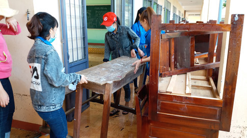 Đoàn viên thanh niên dọn vệ sinh các trường học ở huyện Bình Sơn.