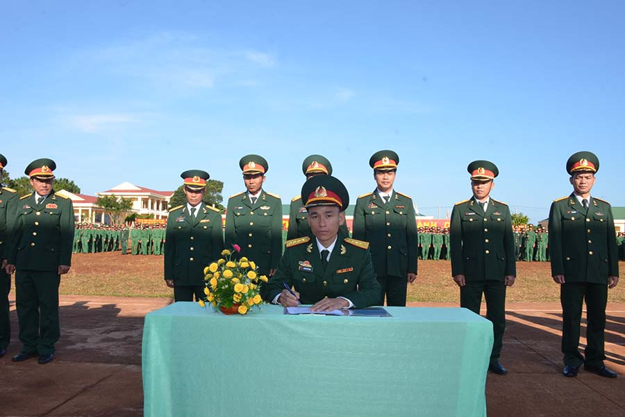  Ký cam kết thi đua. Ảnh: Vĩnh Hoàng