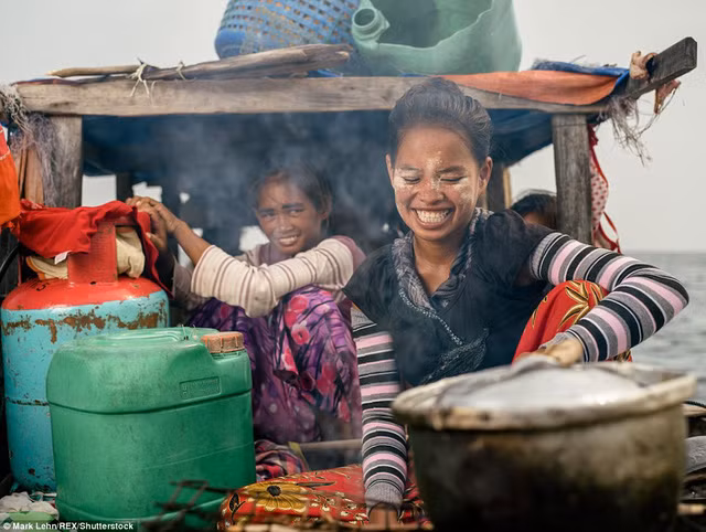 Những cô gái đang nấu ăn trên thuyền