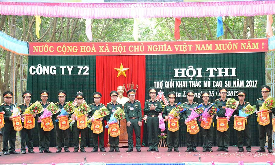 Trao cờ lưu niệm cho các đội dự thi. Ảnh: Ngọc Sang  Trao cờ lưu niệm cho các đội dự thi. Ảnh: Ngọc Sang