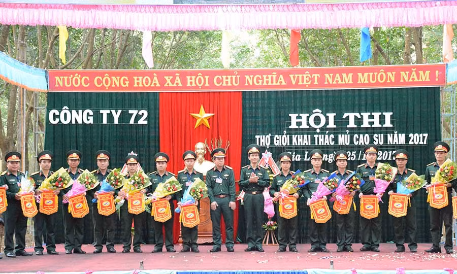  Trao cờ lưu niệm cho các đội dự thi. Ảnh: Ngọc Sang